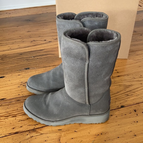 Gray Ugg boots - Picture 3 of 6